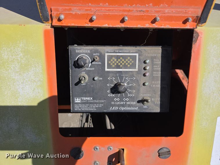 image for item YA0099 2002 Terex arrow board trailer