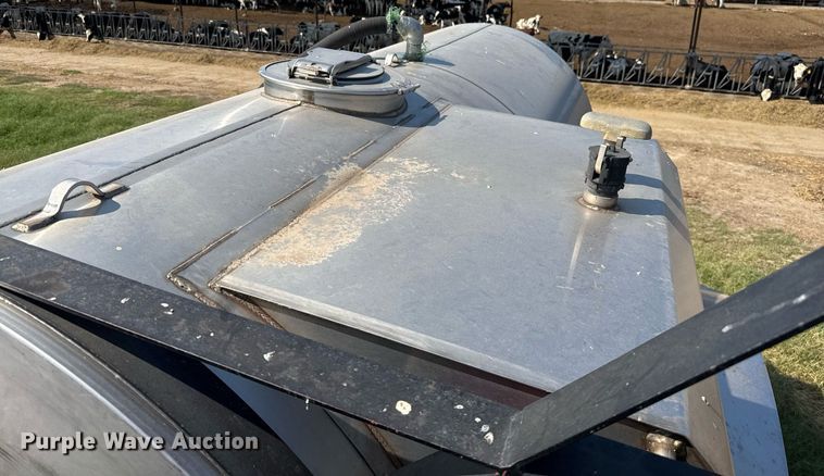 image for item DO2553 1999 Sterling applicator truck