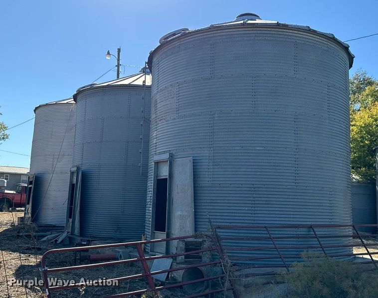 image for item DU9470 (3) grain bins