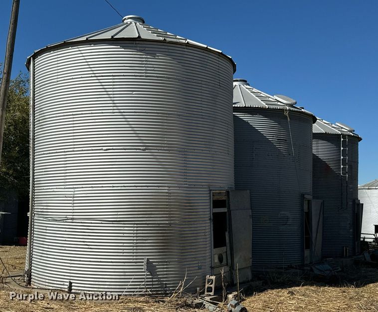 image for item DU9470 (3) grain bins