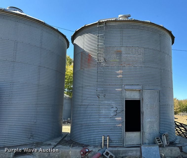 image for item DU9470 (3) grain bins