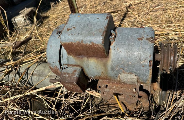 image for item DU9470 (3) grain bins