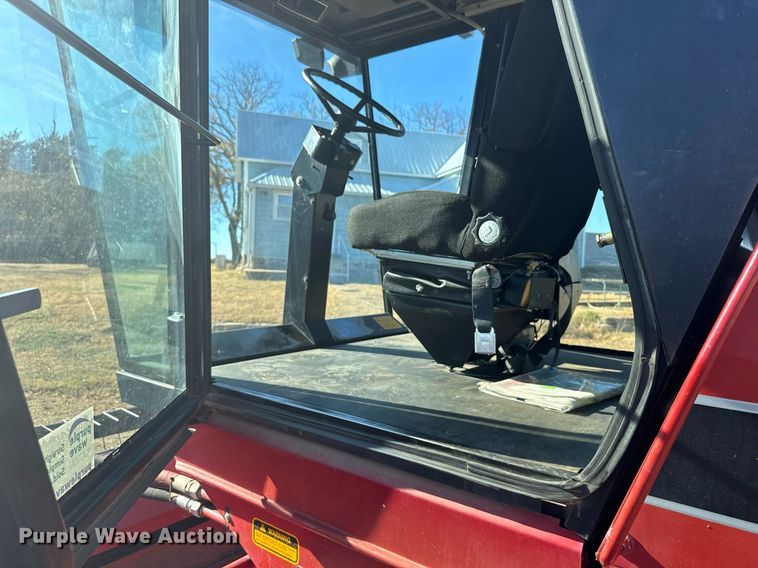 image for item DV2846 1989 Case IH 8840 swather / windrower