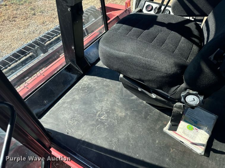 image for item DV2846 1989 Case IH 8840 swather / windrower