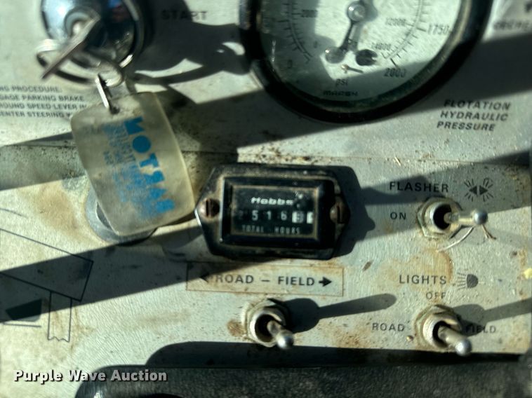 image for item DV2846 1989 Case IH 8840 swather / windrower