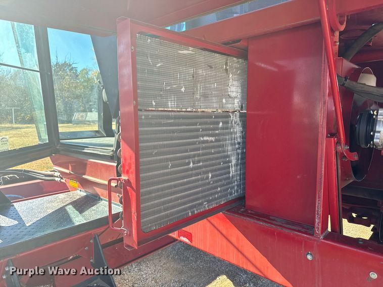 image for item DV2846 1989 Case IH 8840 swather / windrower