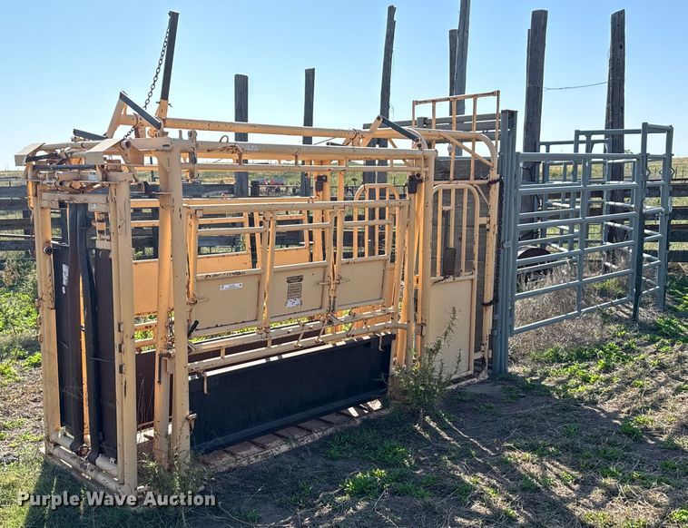 image for item DX3708 Foremost Cattle squeeze chute