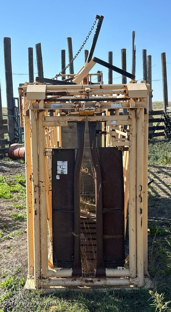 image for item DX3708 Foremost Cattle squeeze chute