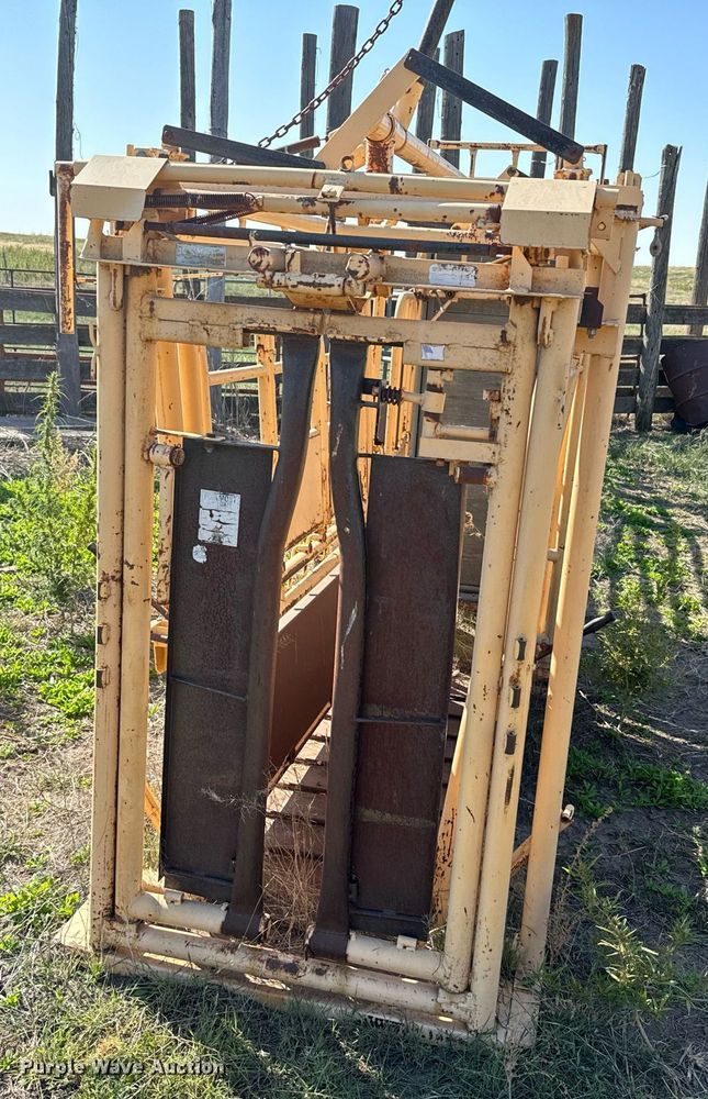 image for item DX3708 Foremost Cattle squeeze chute