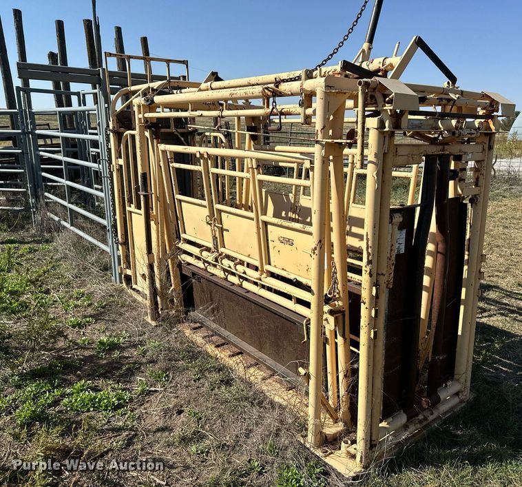 image for item DX3708 Foremost Cattle squeeze chute