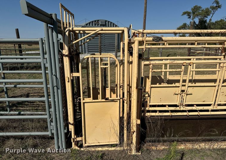 image for item DX3708 Foremost Cattle squeeze chute