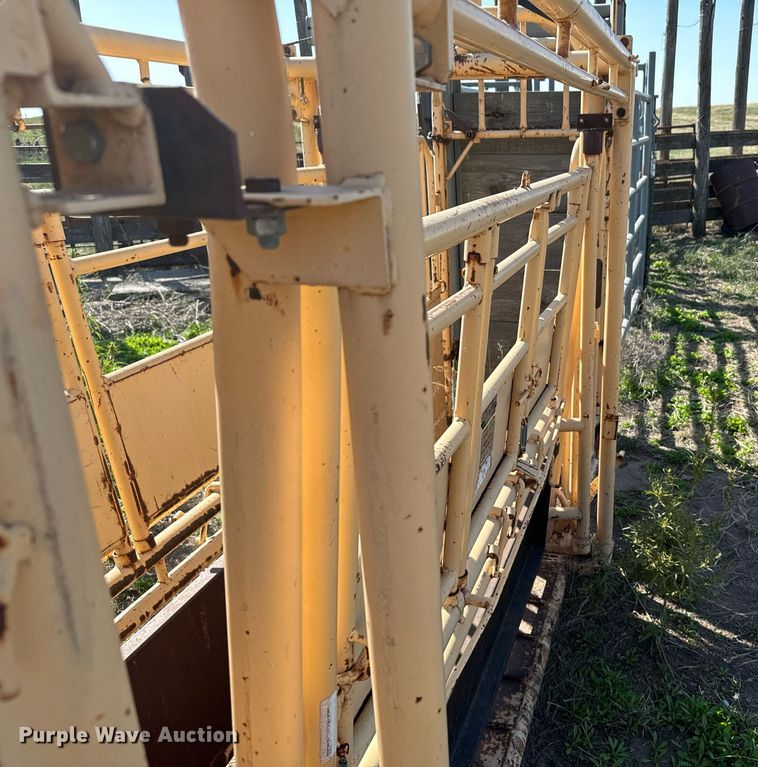 image for item DX3708 Foremost Cattle squeeze chute