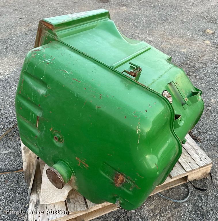 image for item EJ4920 John Deere  fuel tank 