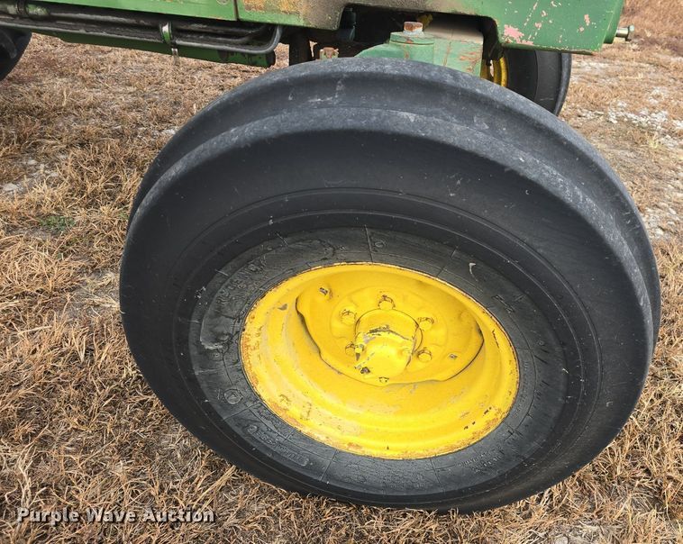 image for item EK2352 1979 John Deere 2840 tractor