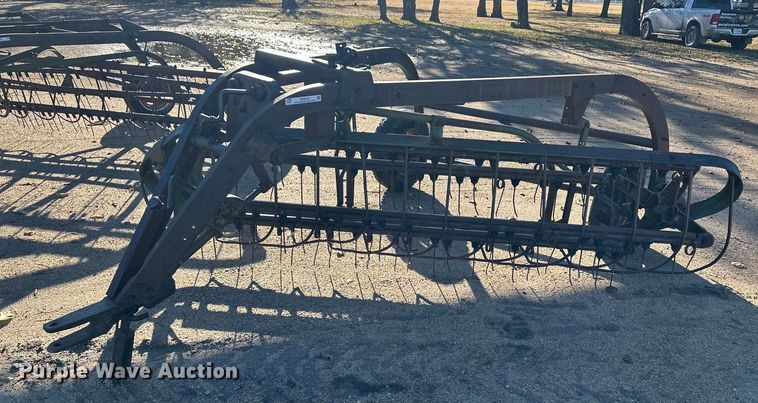 image for item ER8238 John Deere rotary hay rake