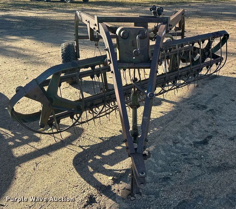 image for item ER8238 John Deere rotary hay rake
