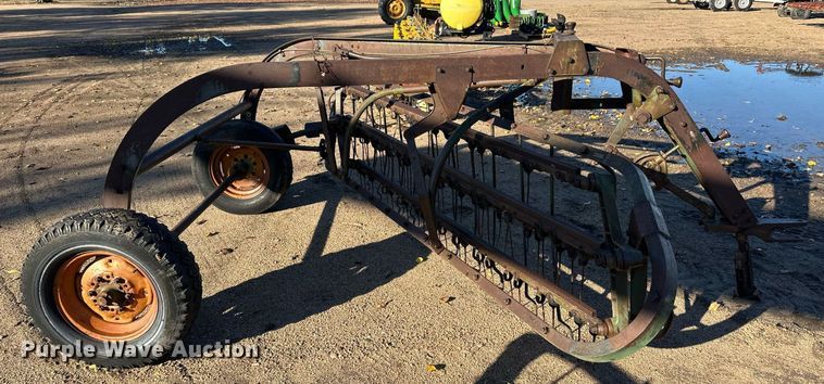 image for item ER8238 John Deere rotary hay rake