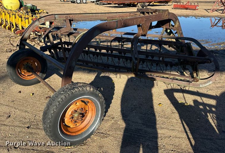 image for item ER8238 John Deere rotary hay rake