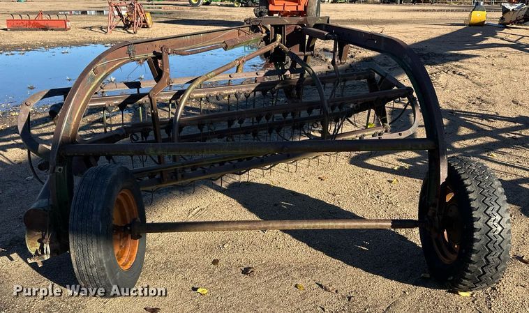 image for item ER8238 John Deere rotary hay rake