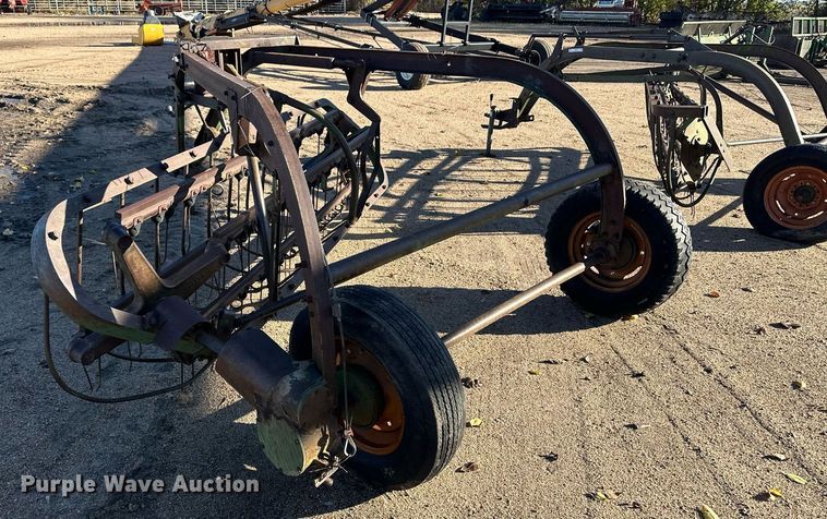 image for item ER8238 John Deere rotary hay rake