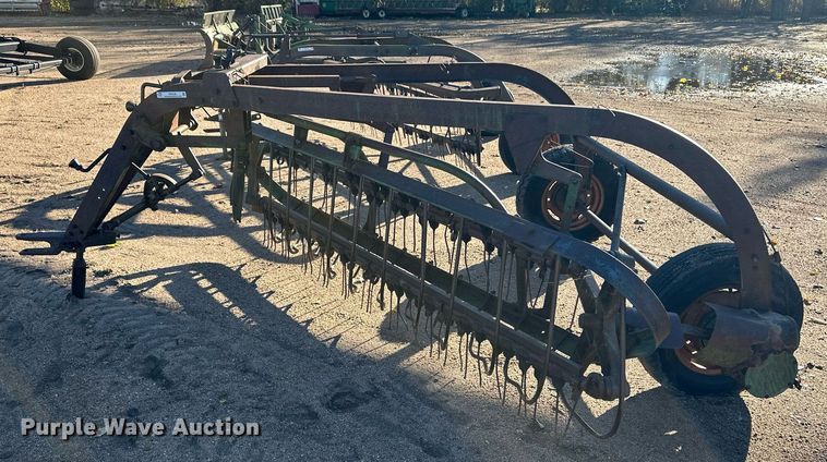 image for item ER8238 John Deere rotary hay rake