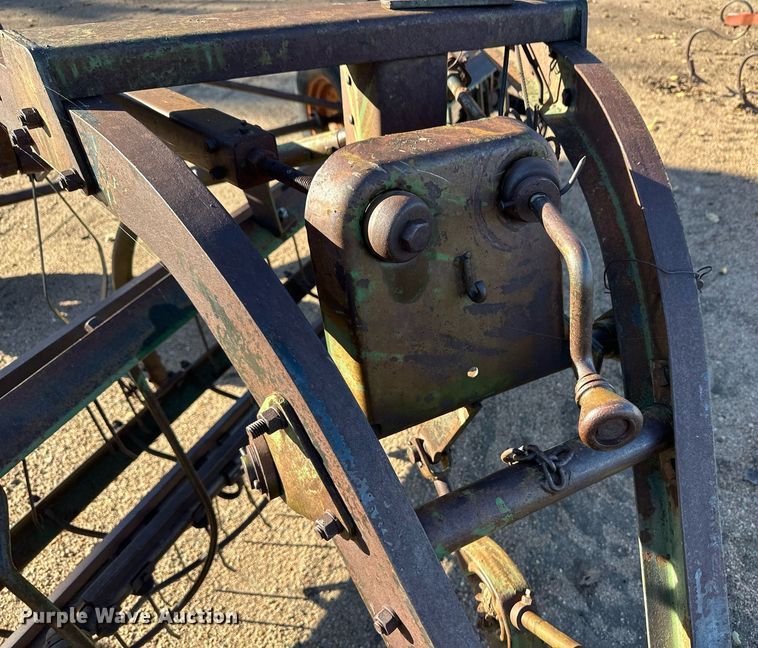 image for item ER8238 John Deere rotary hay rake