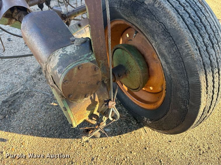 image for item ER8238 John Deere rotary hay rake