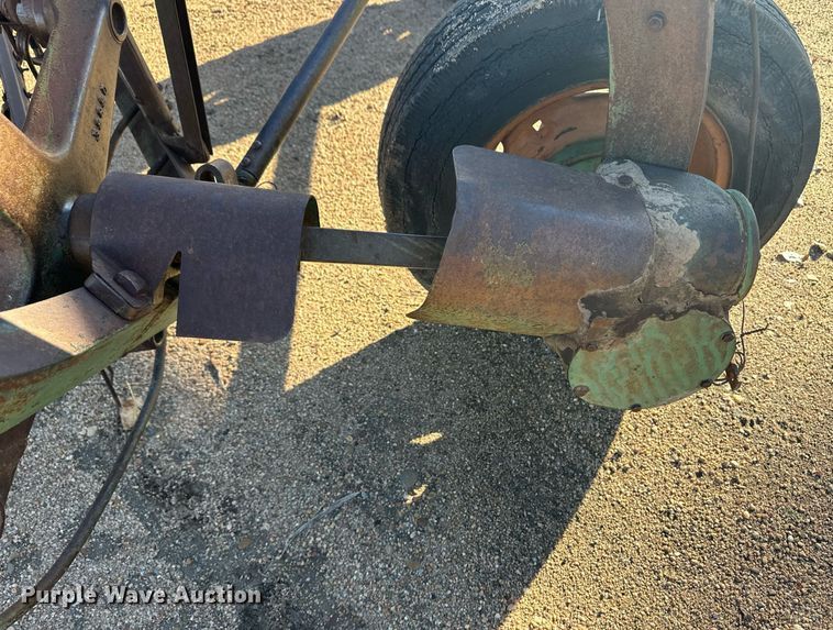 image for item ER8238 John Deere rotary hay rake