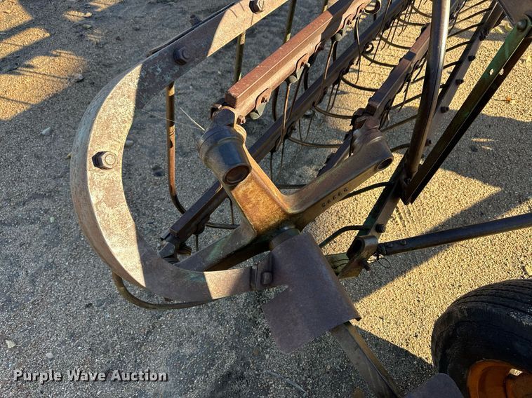 image for item ER8238 John Deere rotary hay rake