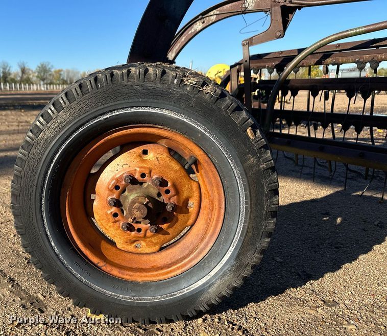 image for item ER8238 John Deere rotary hay rake