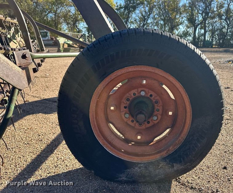 image for item ER8239 Oliver rotary hay rake