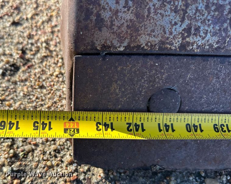 image for item ER8240 John Deere dozer blade