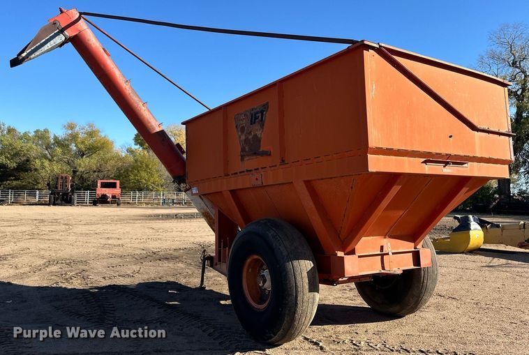 image for item ER8243 UFT grain cart