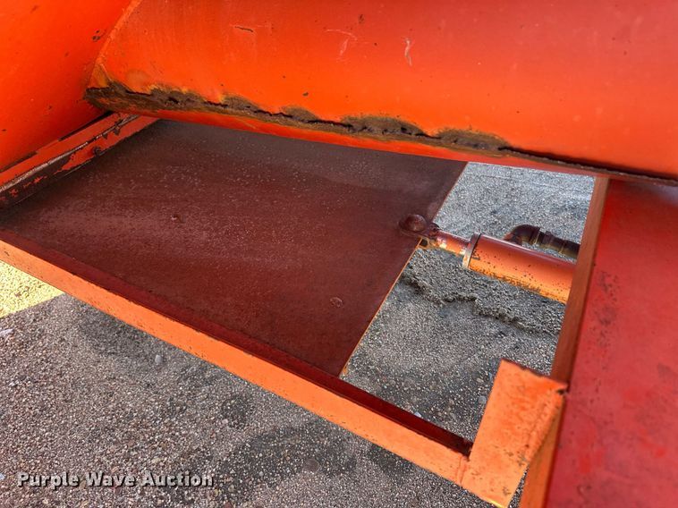 image for item ER8243 UFT grain cart