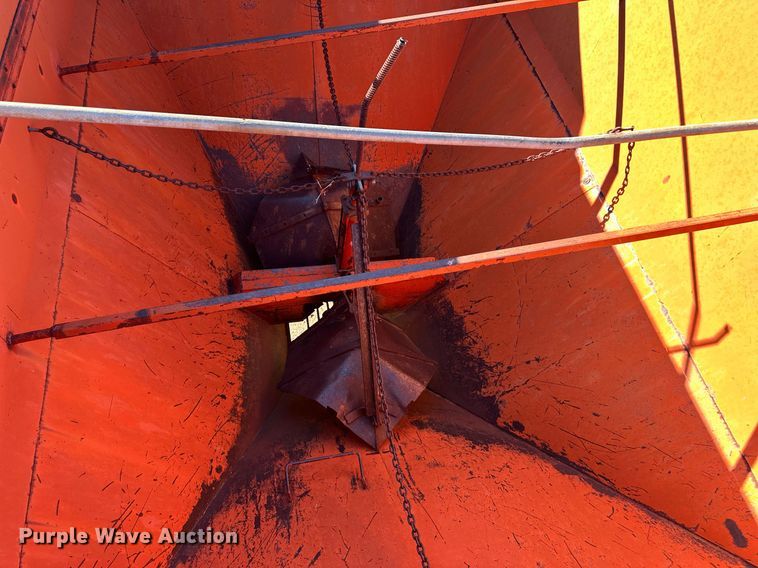 image for item ER8243 UFT grain cart