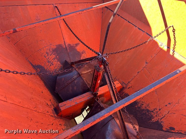 image for item ER8243 UFT grain cart