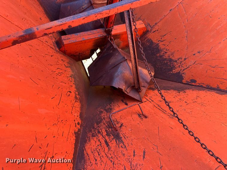 image for item ER8243 UFT grain cart