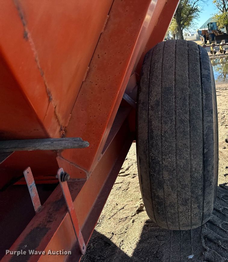 image for item ER8243 UFT grain cart