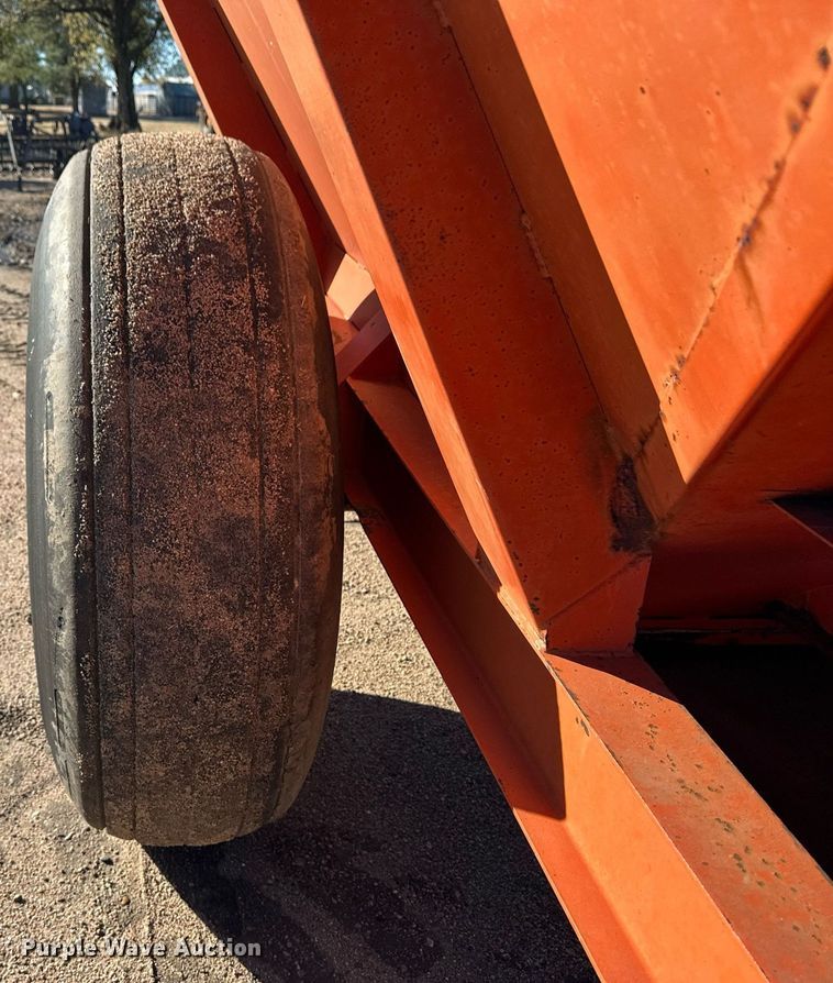 image for item ER8243 UFT grain cart