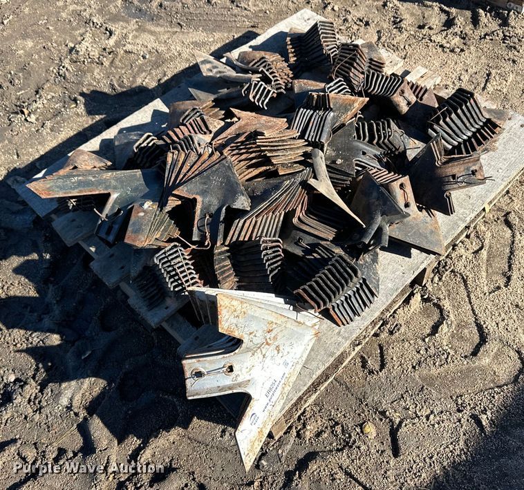 image for item ER8254 Pallet of cultivator blades