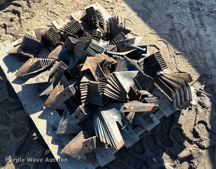image for item ER8254 Pallet of cultivator blades