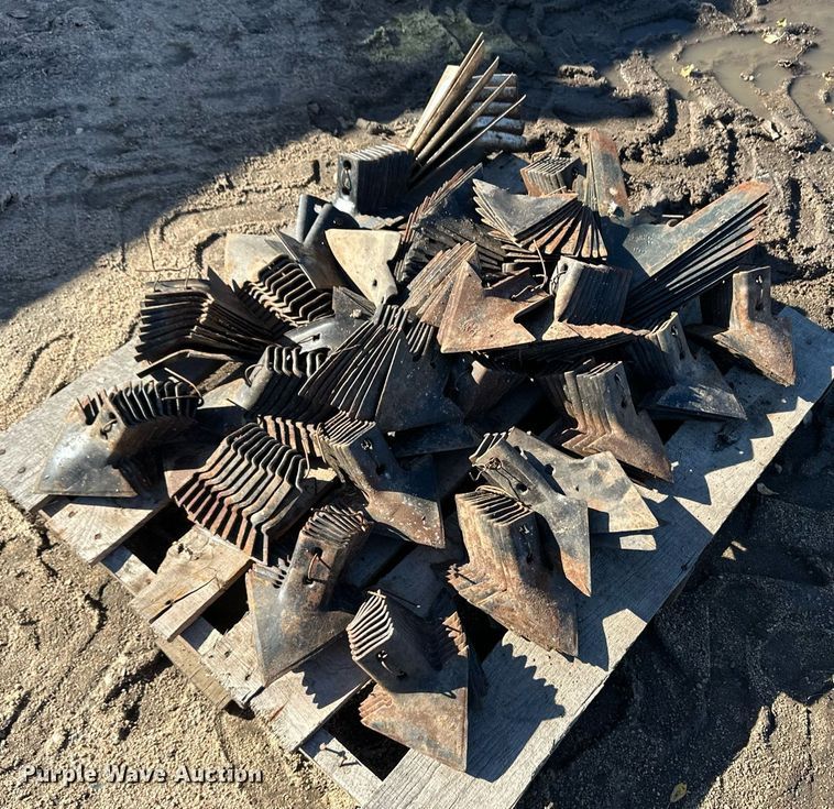 image for item ER8254 Pallet of cultivator blades