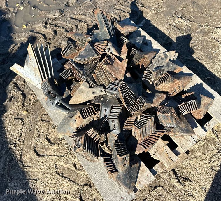 image for item ER8254 Pallet of cultivator blades