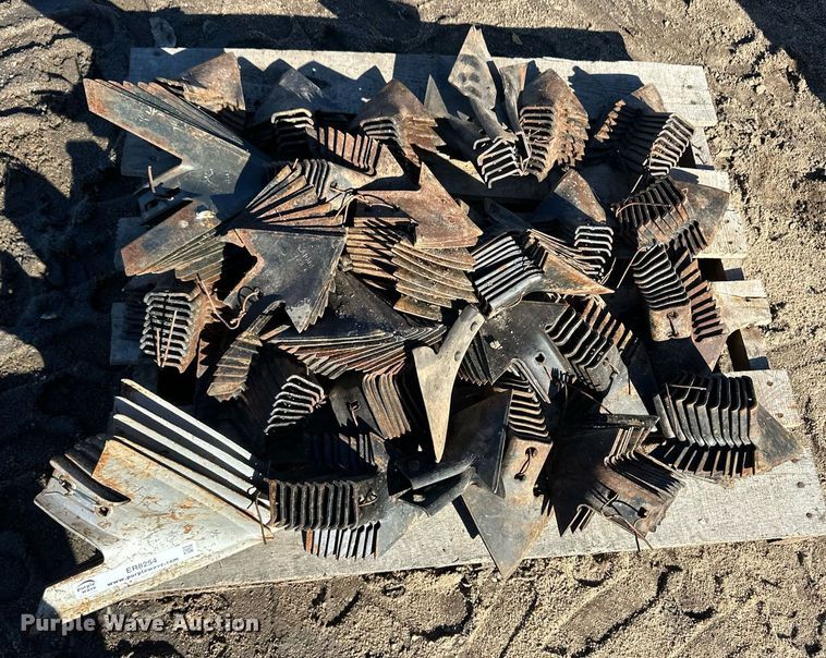 image for item ER8254 Pallet of cultivator blades