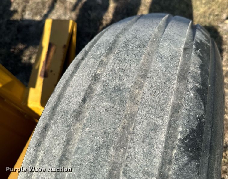 image for item JE9334 Tube Line BF5000SL bale feeder