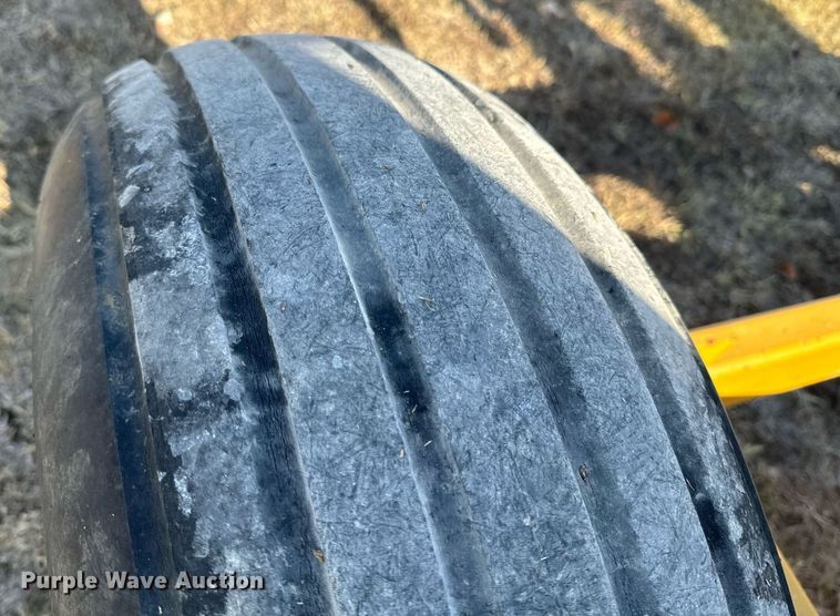 image for item JE9334 Tube Line BF5000SL bale feeder