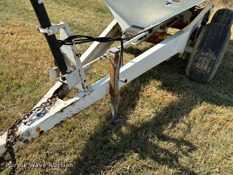 image for item JE9372 Willmar Super 600 spreader