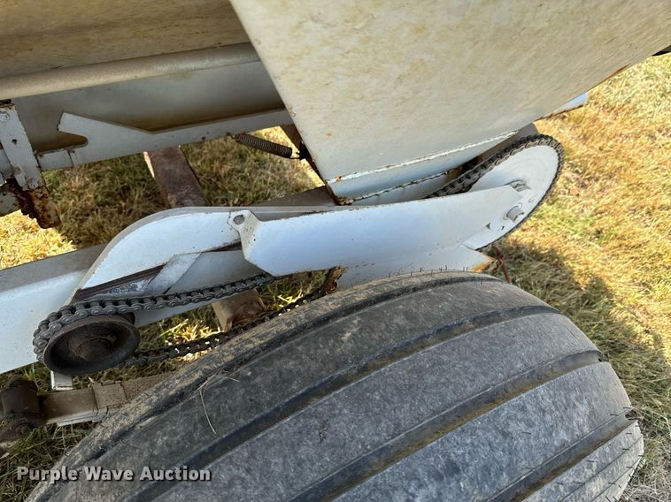 image for item JE9372 Willmar Super 600 spreader