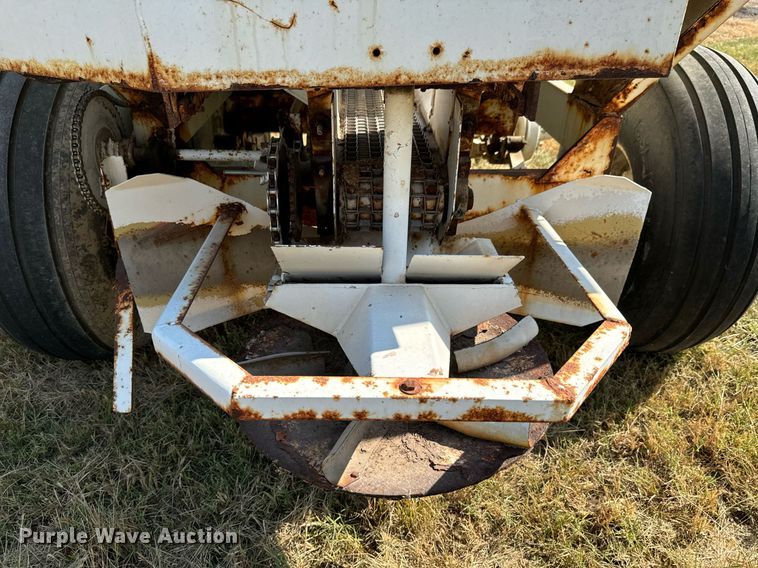 image for item JE9372 Willmar Super 600 spreader