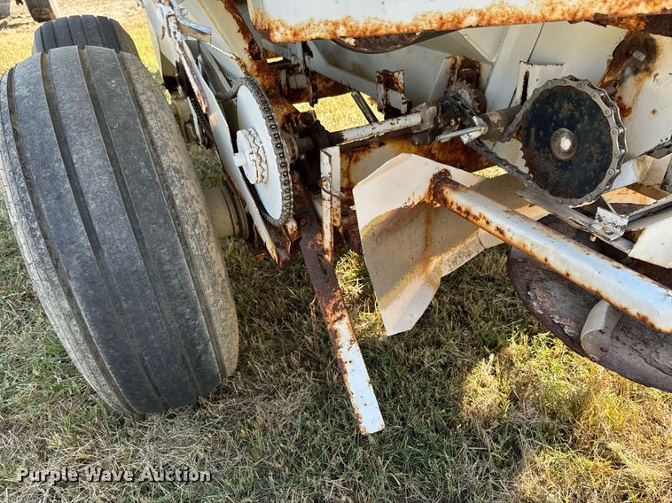 image for item JE9372 Willmar Super 600 spreader